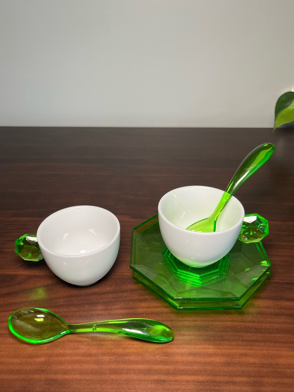 Guzzini Espresso Cups with Emerald Green Acrylic Saucers & Spoons Vintage